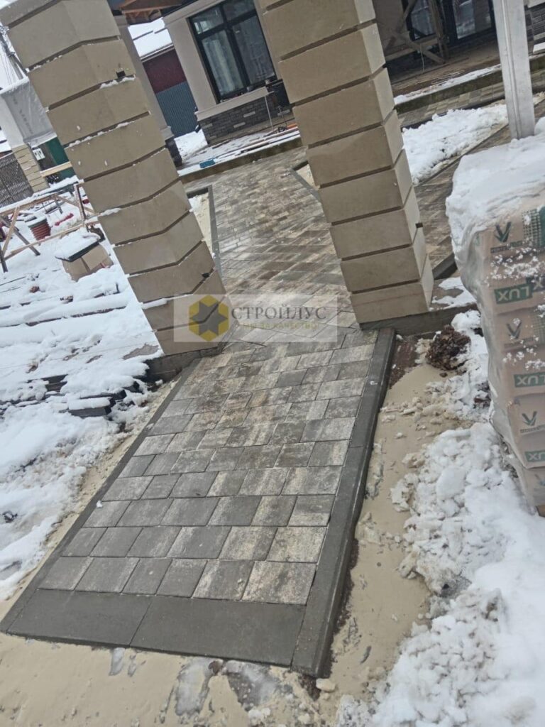 Дорожка из плитки во дворе.