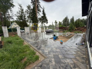 Подробнее о статье Почему на тротуарной плитке остаются лужи после дождя